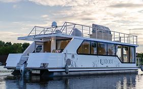 Lieblingsplatz Parey - Schwimmendes Living Luxboot