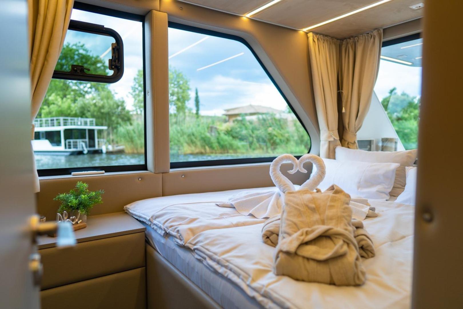 Hotel Lieblingsplatz Parey - Schwimmendes Living Luxboot Exterior foto